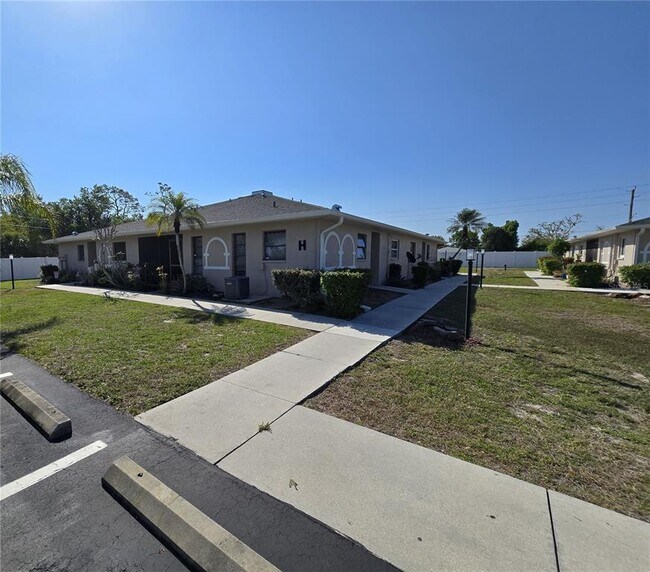 Foto del edificio - 24540 Harbor View Rd