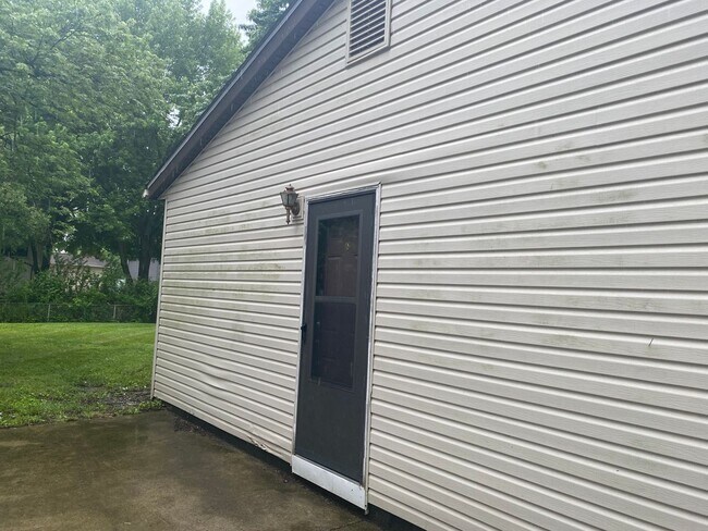 Building Photo - 3 Bedroom 1 Bathroom Ranch House in East C...