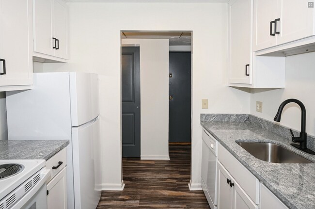 Building Photo - 5462 Beechmont Ave
