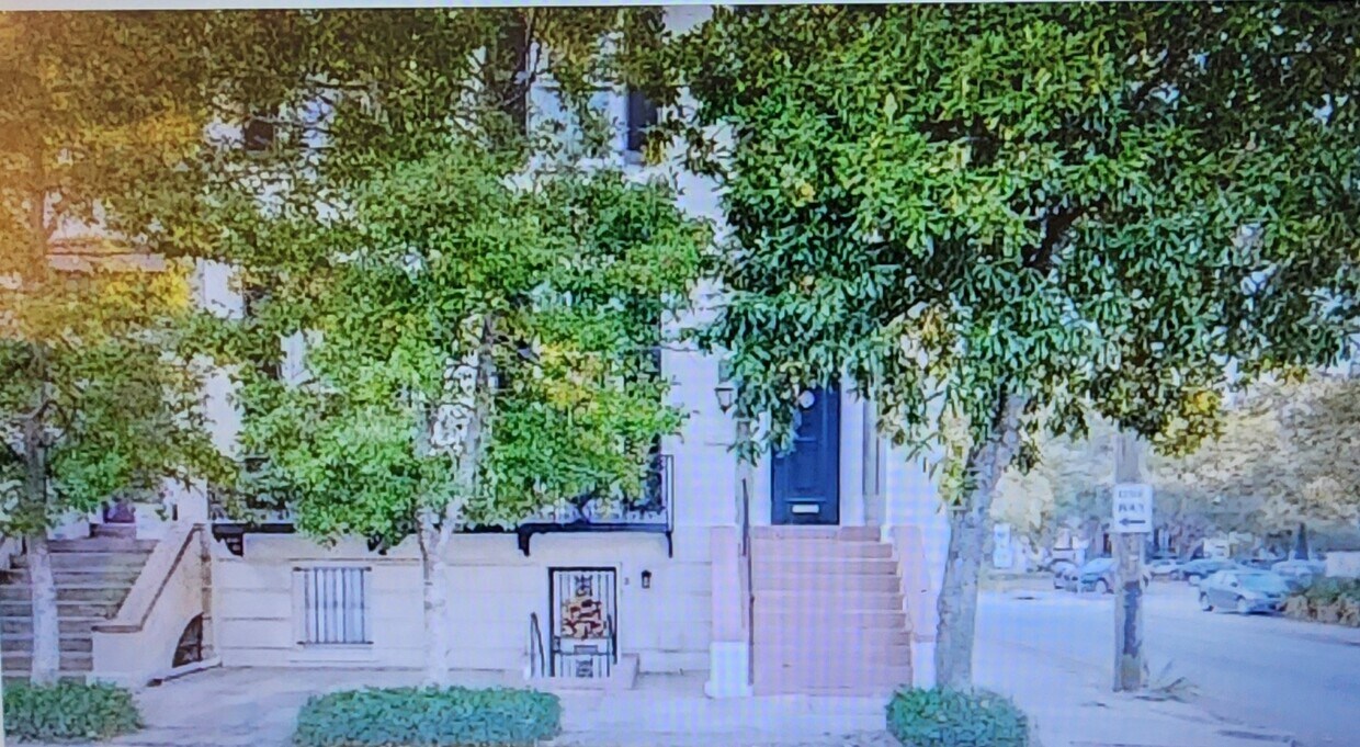 Front - 25 W Perry St