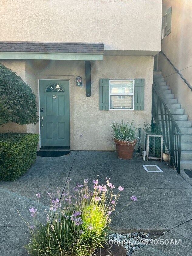 Foto principal - 2 Story Condo