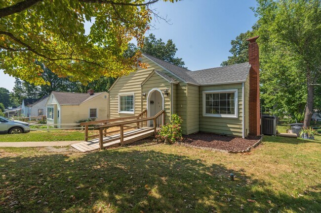 Building Photo - 2 bed and 1 bath house in a nice quiet nei...