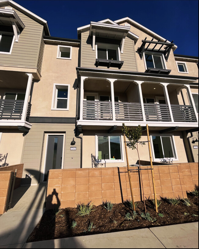 Front space opens up into community picnic area, dog park, children park - 27124 Calle Arroyo