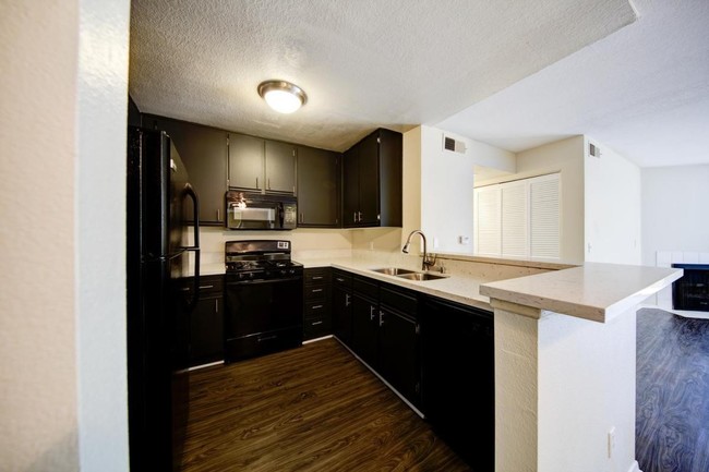 Building Photo - 14056 Valleyheart Dr