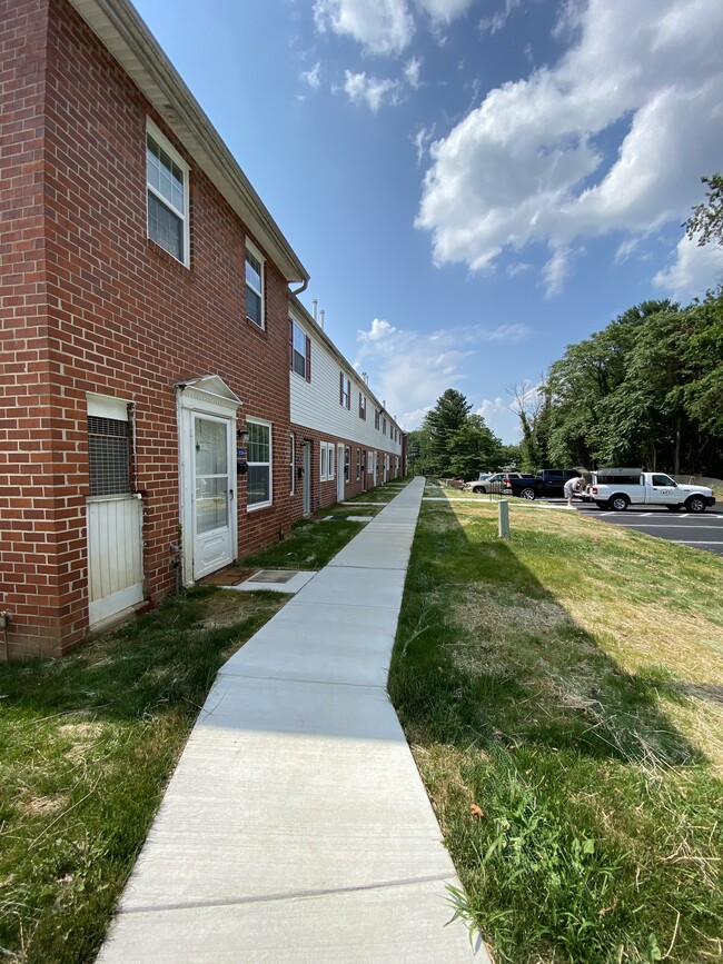 Building Photo - Catons Villas South Townhomes