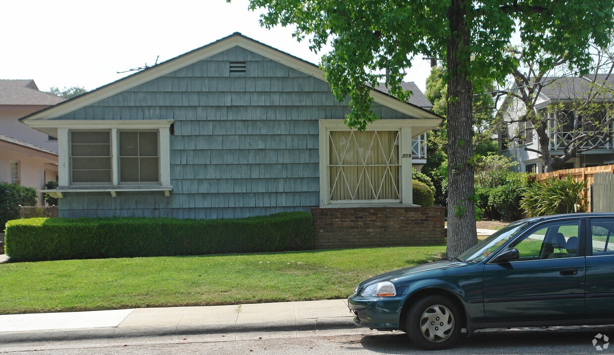Building Photo - 709 Park Ave