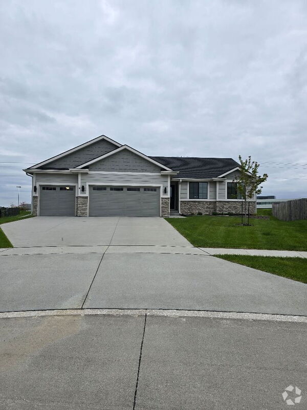Building Photo - 300 SE Red Fern Dr