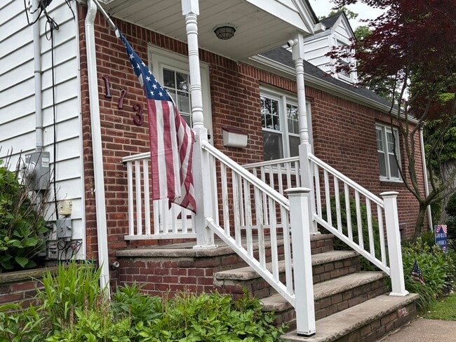 Front porch - 173 Lincoln Blvd