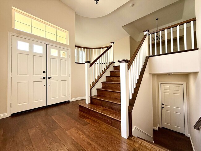 Foto del edificio - Gated 4 Bedroom 3 1/2 Bath Two Story Home