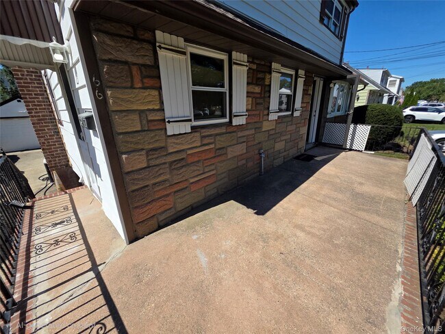 Building Photo - 66 Gates Ave