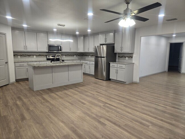 Foto del edificio - Spacious 4/3/2 Home with Modern Finishes and Great Location