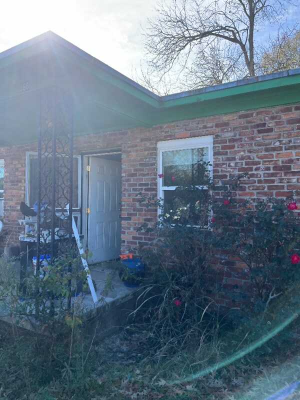 Building Photo - 686 Hickory St