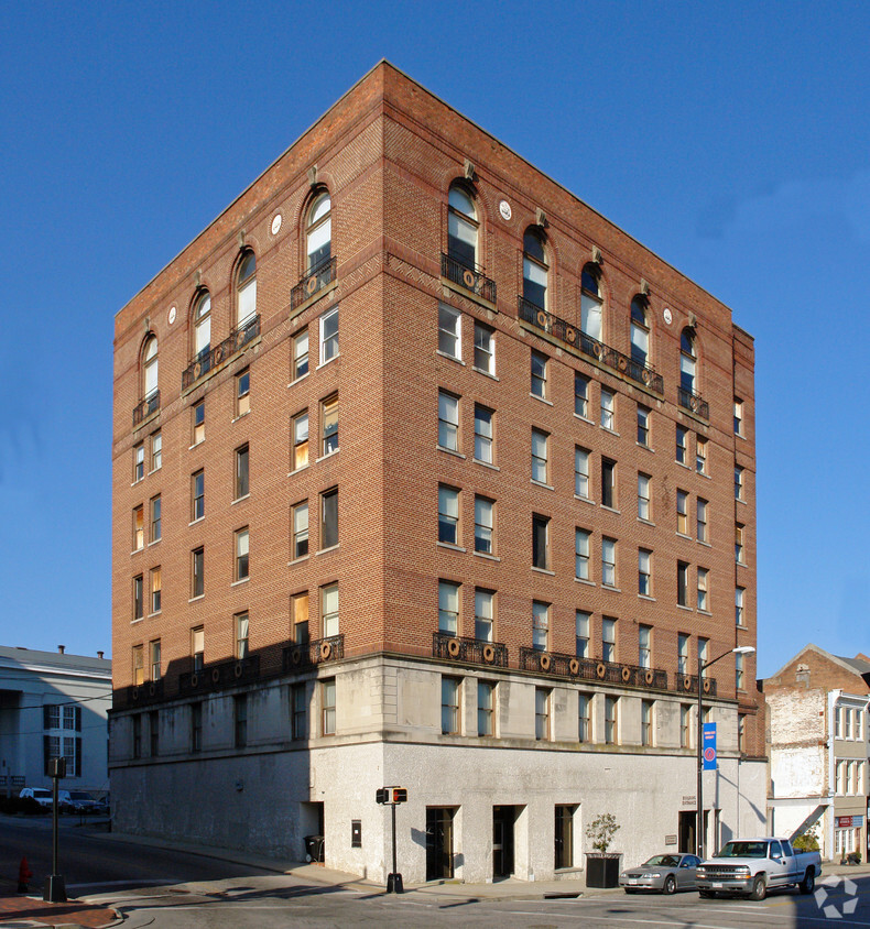 Primary Photo - Courthouse View Apartments