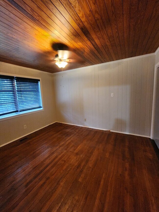 Foto del edificio - Spacious 3-Bedroom Brick Home with Firepla...