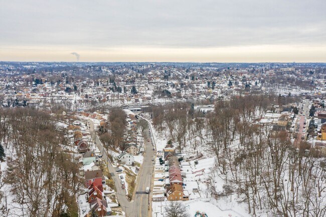 Foto del edificio - AVAILABLE MAY 1ST! UPDATED THROUGHOUT! 3-bedroom in Beechview!