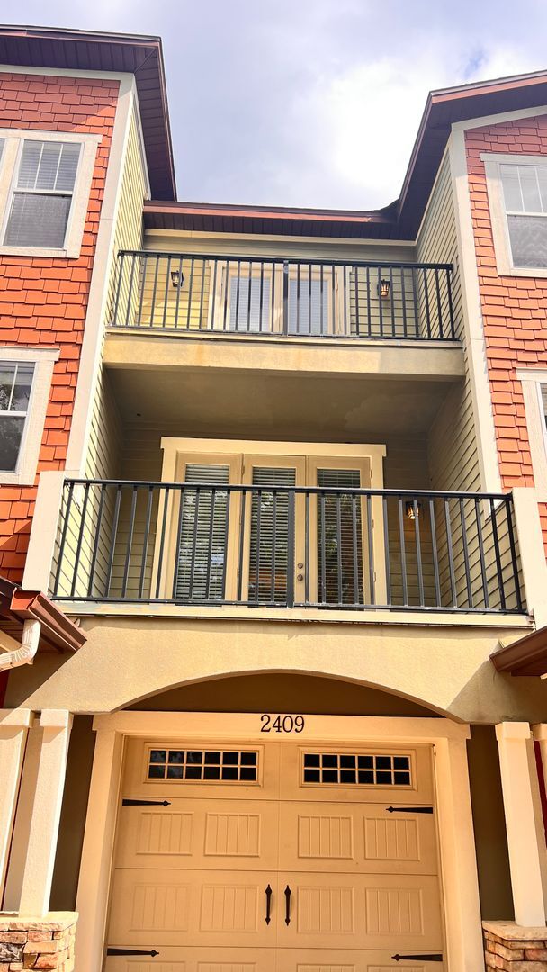 Building Photo - Welcome to Your Three-Story Paradise in Th...
