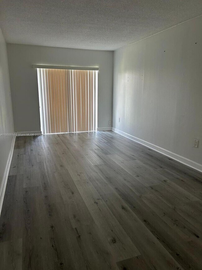 Foto del edificio - 4393 NW 11th St