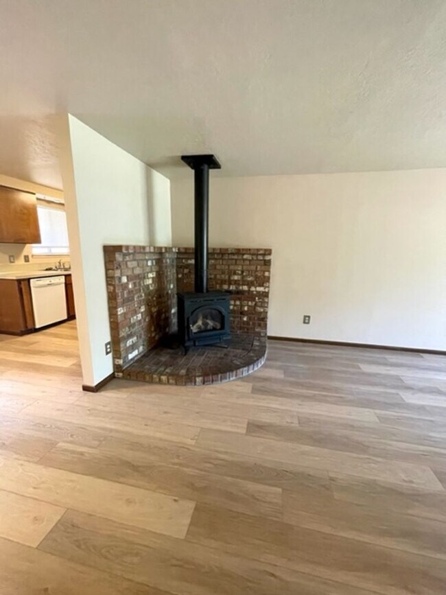 Foto del edificio - New paint and flooring in this great duple...
