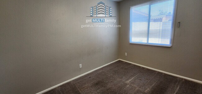 Building Photo - Move-In Ready Townhouse Unit!