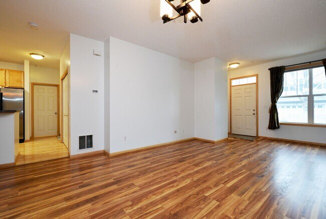 Foto del edificio - charming 3 bedroom 1 bathroom Available ri...