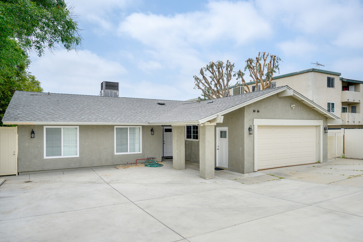 Foto principal - 16132 Chatsworth St