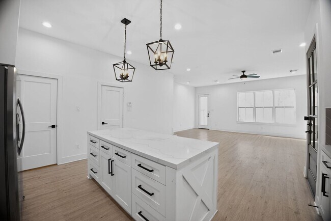 Foto del edificio - Stylish 3BR Townhome w/ Farmhouse Kitchen in Prime Houston Location