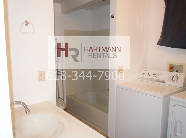 Building Photo - Three Bedroom Home w/ Lots of Closets and Washer/Dryer Hookups!