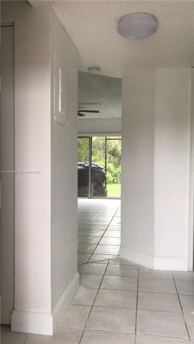 Foto del edificio - 10165 Twin Lakes Dr