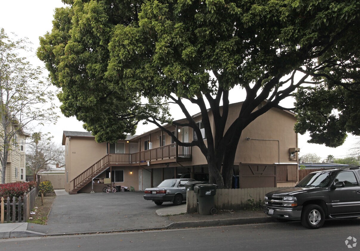 Primary Photo - 711 Pierce Rd
