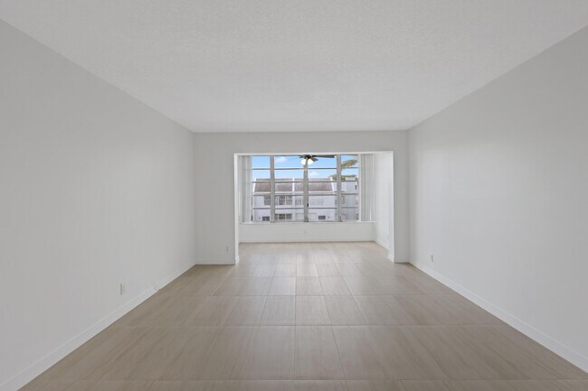 Building Photo - 2840 SW 22nd Ave