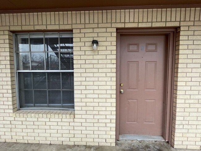 Building Photo - 228 Hold St