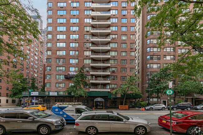 Building Photo - 36 Sutton Pl S