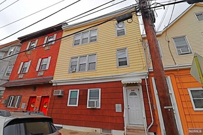 Building Photo - 208 N 3rd St