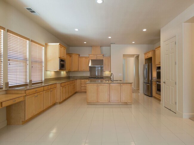 Building Photo - 5 br, 4 bath House - 2000 Colmar Street