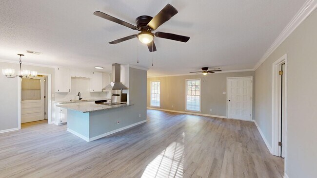 Building Photo - 4 Bed/2 Bath in Daniel Pratt School District