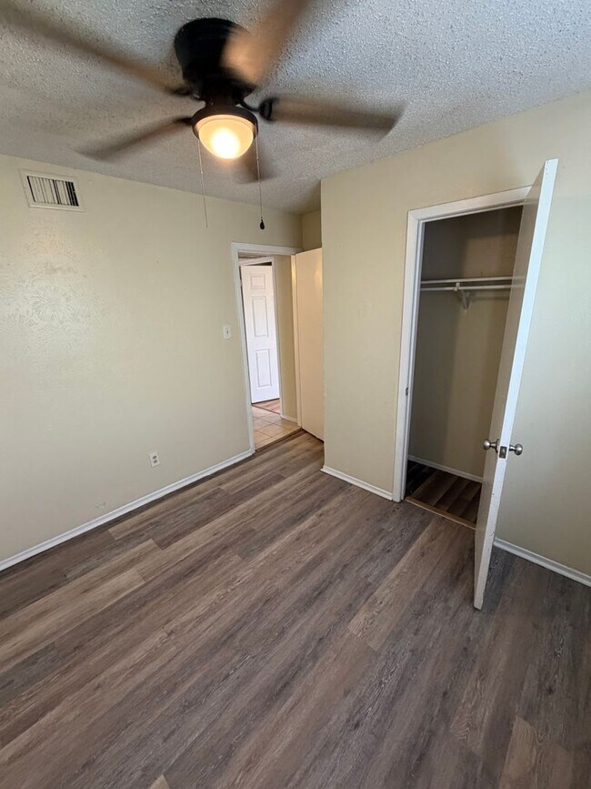 Building Photo - 2. Bedroom apt with all utilities paid