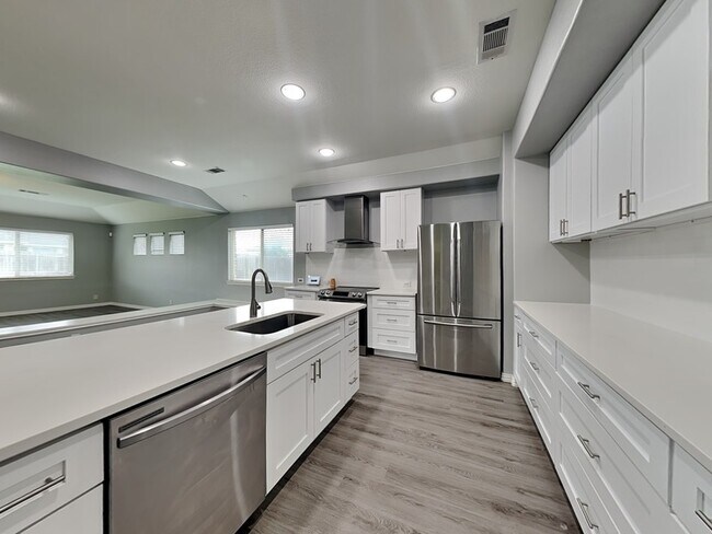 Foto del edificio - 2102 Long Forest Rd