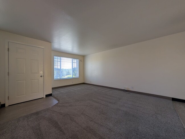 Foto del edificio - 2-Bedroom, 1-Bath 2-Story Townhouse Apartment Off Bailey Hill!