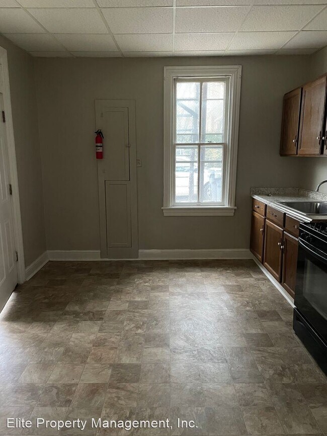 Building Photo - 2 br, 1 bath House - 335 Pine St., Unit #1