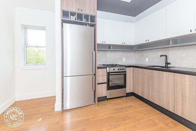 Foto del edificio - 242 Newkirk Ave