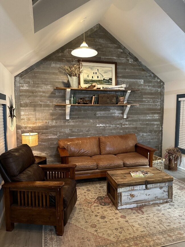 Photo - 911-924 24 Rd House