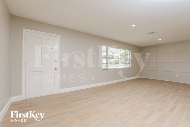 Building Photo - 7033 Crestlake Dr