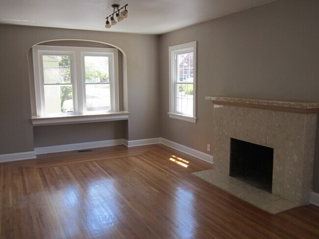 Foto del edificio - Updated 2 Bedroom 2.5 Bath in Pleasant Ridge Inc. Finished Basement with Bonus Room