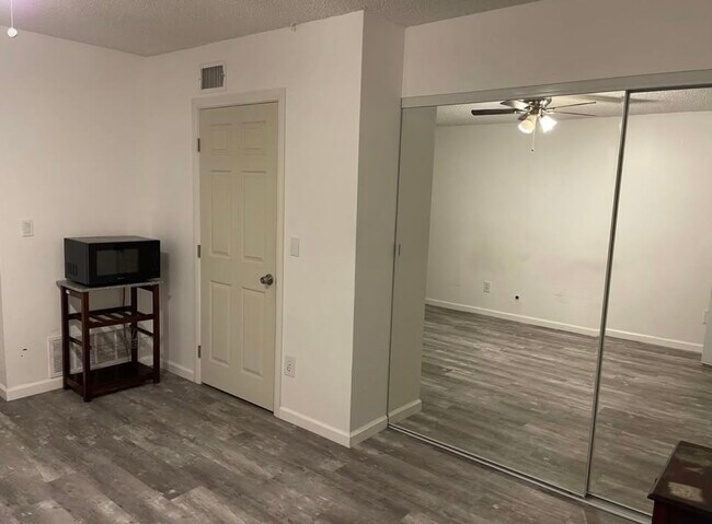 Foto del edificio - 9430 Glade Ave