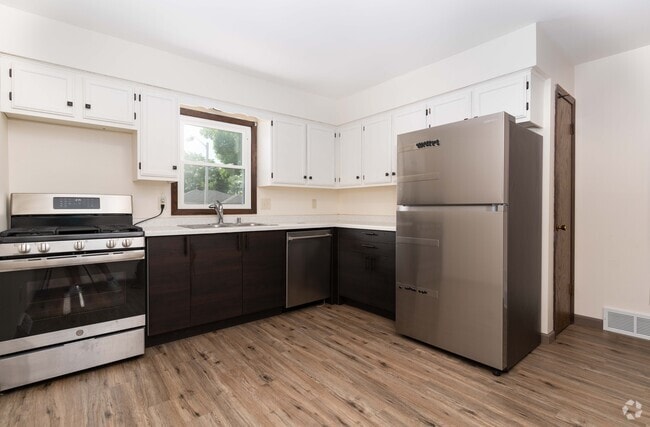 Building Photo - 2110 S 96th St
