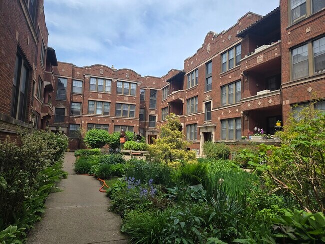 Foto del edificio - 1128 W Pratt Blvd