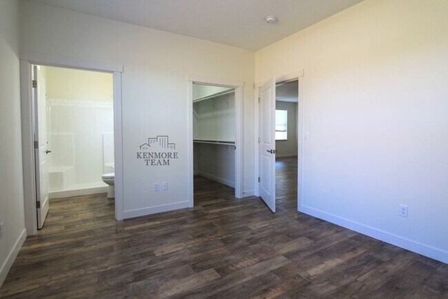Building Photo - 1041 S Cedar Pl