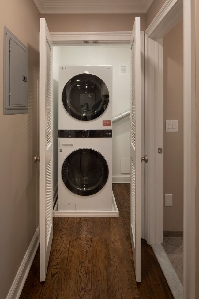 Interior Photo - The Courtyard @ Clifton: In-Unit Washer & Dryer, Heat, Hot & Cold Water, Gas Included, and Bark P...