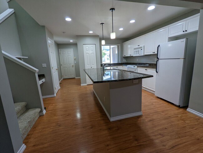 Building Photo - Exclusive Summerwind Town Home Community