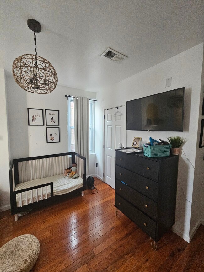 Foto del edificio - 5759 Larchwood Ave